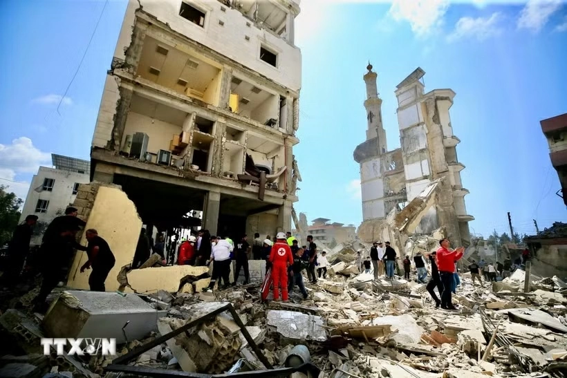 Lực lượng cứu hộ tìm kiếm các nạn nhân tại hiện trường đổ nát sau vụ không kích của Israel xuống thành phố Sidon, miền Nam Liban ngày 8/4/2026. Ảnh: TTXVN