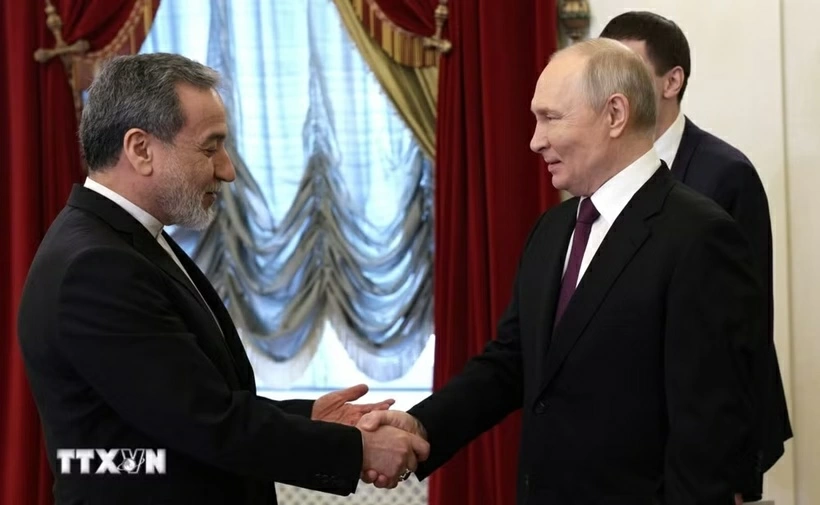 Tổng thống Nga Vladimir Putin và Ngoại trưởng Iran Abbas Araghchi tại cuộc gặp ở St. Petersburg, Nga, ngày 27/4/2026. Ảnh: TTXVN