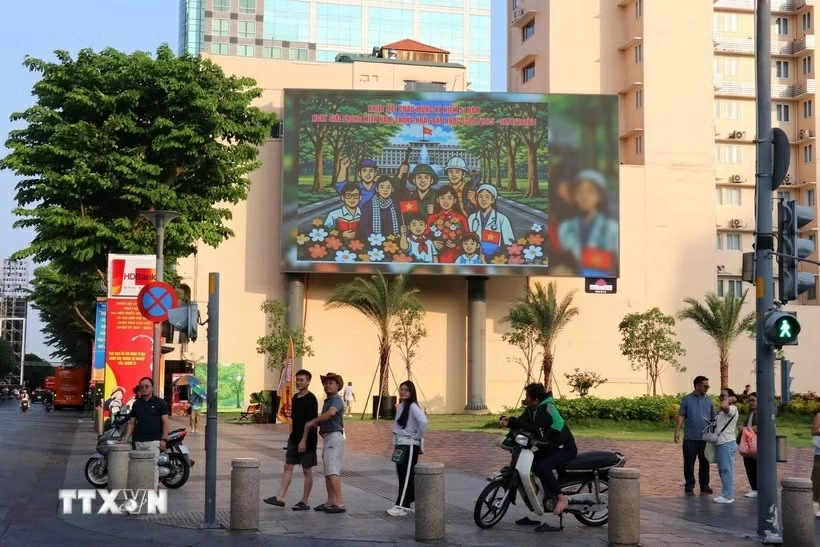 Các bảng Pano, áp phích chào mừng kỷ niệm 51 năm Ngày giải phóng miền Nam, thống nhất đất nước được dựng dọc tuyến đường Lê Lợi (phường Sài Gòn). Ảnh: TTXVN