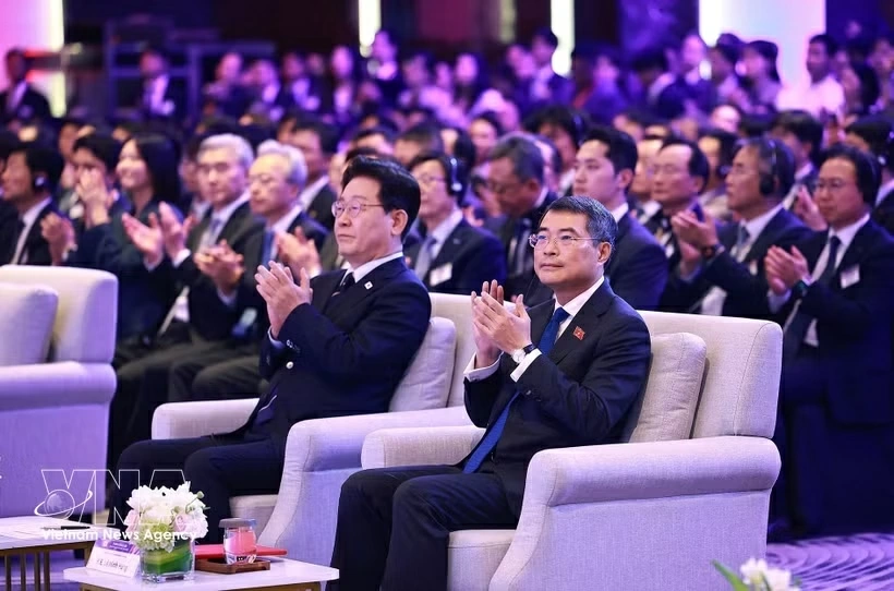 Prime Minister Le Minh Hung (right) and President of the Republic of Korea (RoK) Lee Jae Myung attend the Vietnam – RoK Economic Forum in Hanoi on April 23. (Photo: VNA)