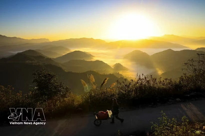 A poetic sunrise unfolds over Keo Lom Pass, Dien Bien province. (Photo: VNA)