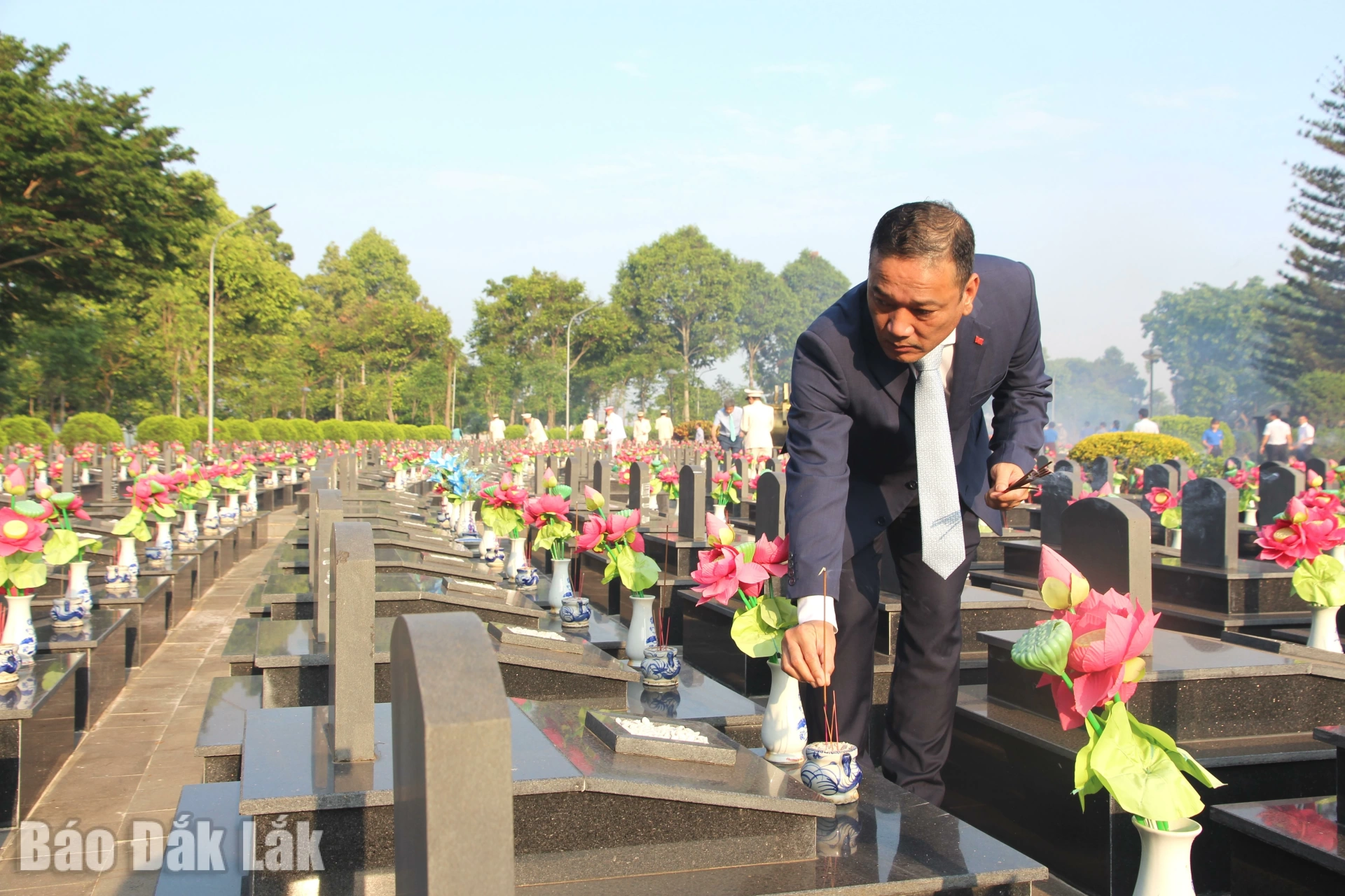 Đồng chí Y Giang Gry Niê Knơng, Phó Bí thư Tỉnh ủy, Chủ tịch Ủy ban MTTQ Việt Nam tỉnh thắp hương trên các phần mộ liệt sĩ.