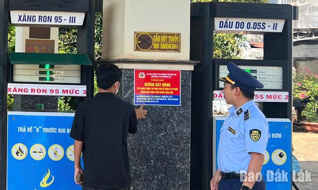 Số điện thoại đường dây nóng của ban Chỉ đạo 389 tỉnh được dán công khai tại các cửa hàng bán lẻ xăng dầu.