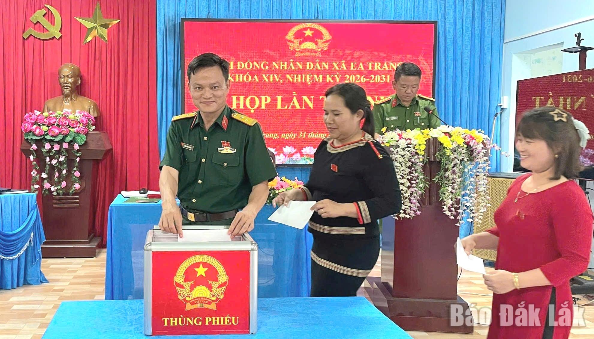 Các đại biểu bỏ phiếu bầu các chức danh chủ chốt của xã.