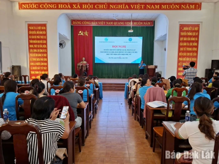 Tuyên truyền chính sách bảo hiểm cho cán bộ, hội viên phụ nữ xã Hòa Phú