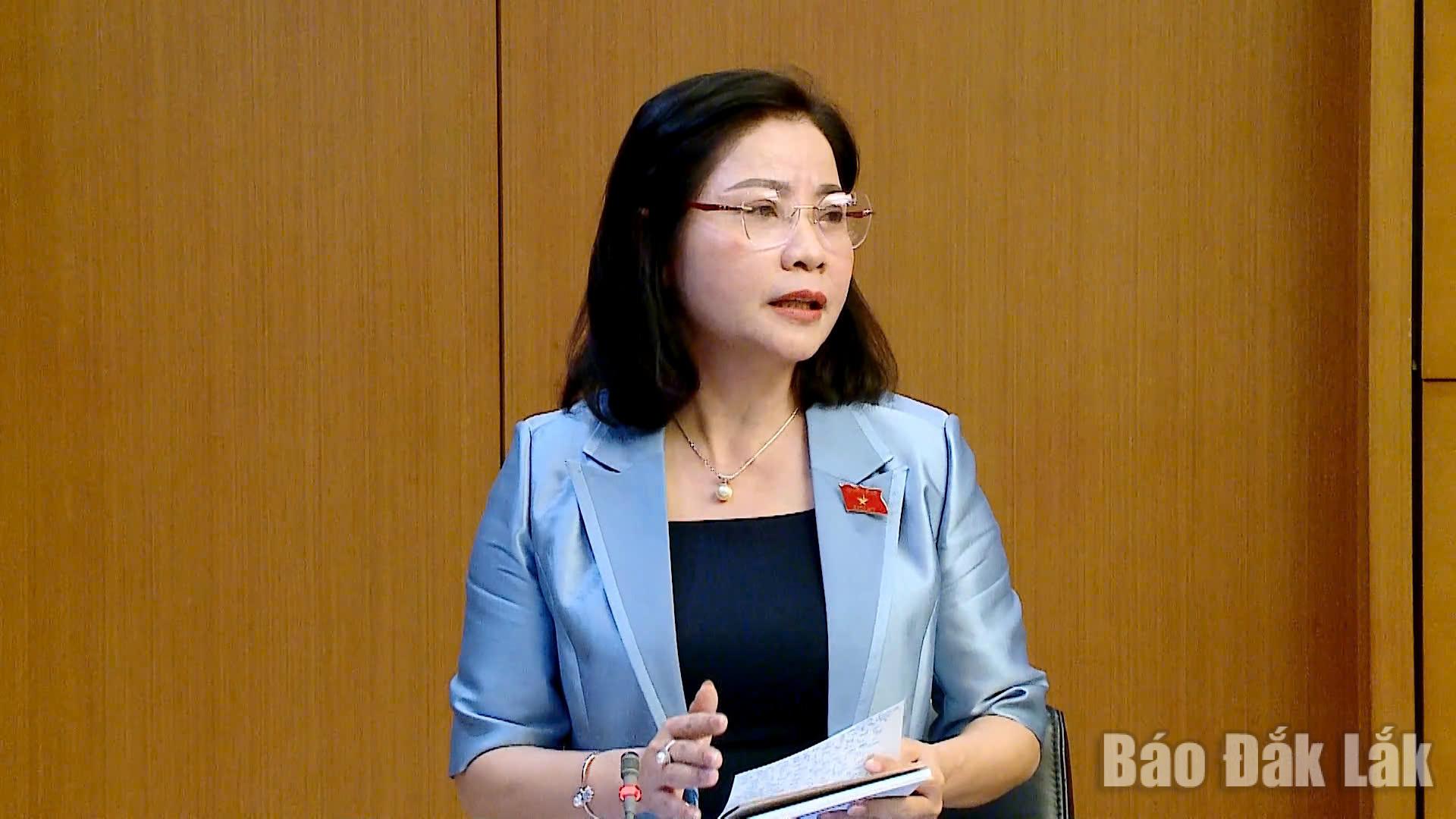 Đại biểu Nguyễn Thị Thu Nguyệt, Tỉnh ủy viên, Phó Trưởng đoàn chuyên trách Đoàn ĐBQH tỉnh Đắk Lắk phát biểu tại phiên thảo luận. Ảnh: Đoàn ĐBQH tỉnh cung cấp