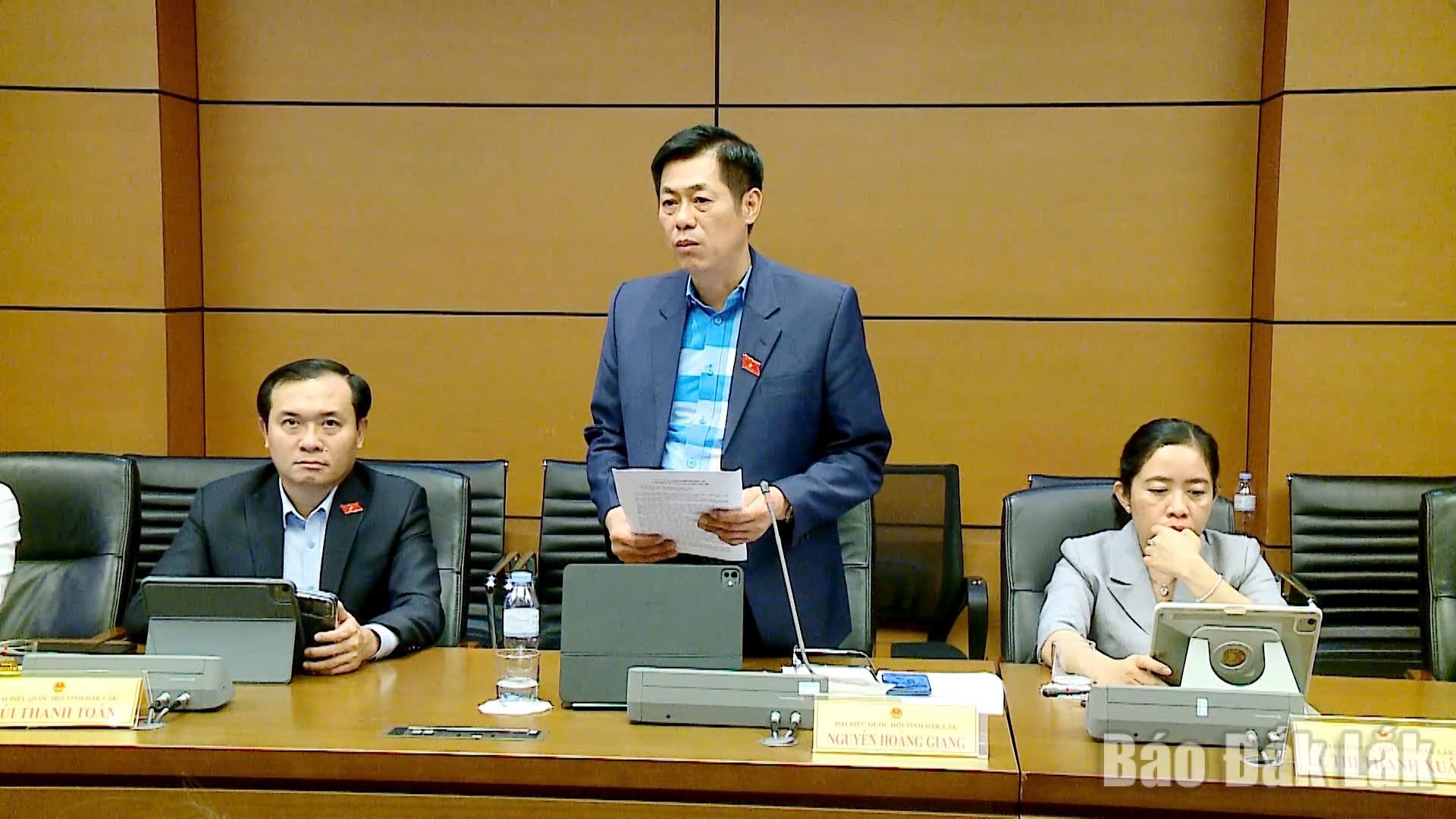 Đại biểu Nguyễn Hoàng Giang, Tỉnh ủy viên, Giám đốc Sở Dân tộc và Tôn giáo tỉnh Đắk Lắk đóng góp ý kiến tại phiên thảo luận. Ảnh: Đoàn ĐBQH tỉnh cung cấp