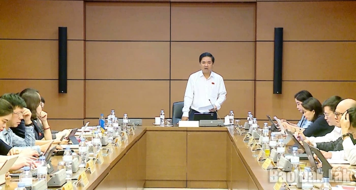 Đoàn ĐBQH tỉnh Đắk Lắk góp ý các dự án Luật Thủ đô; thi đua khen thưởng và quản lý tín ngưỡng, tôn giáo