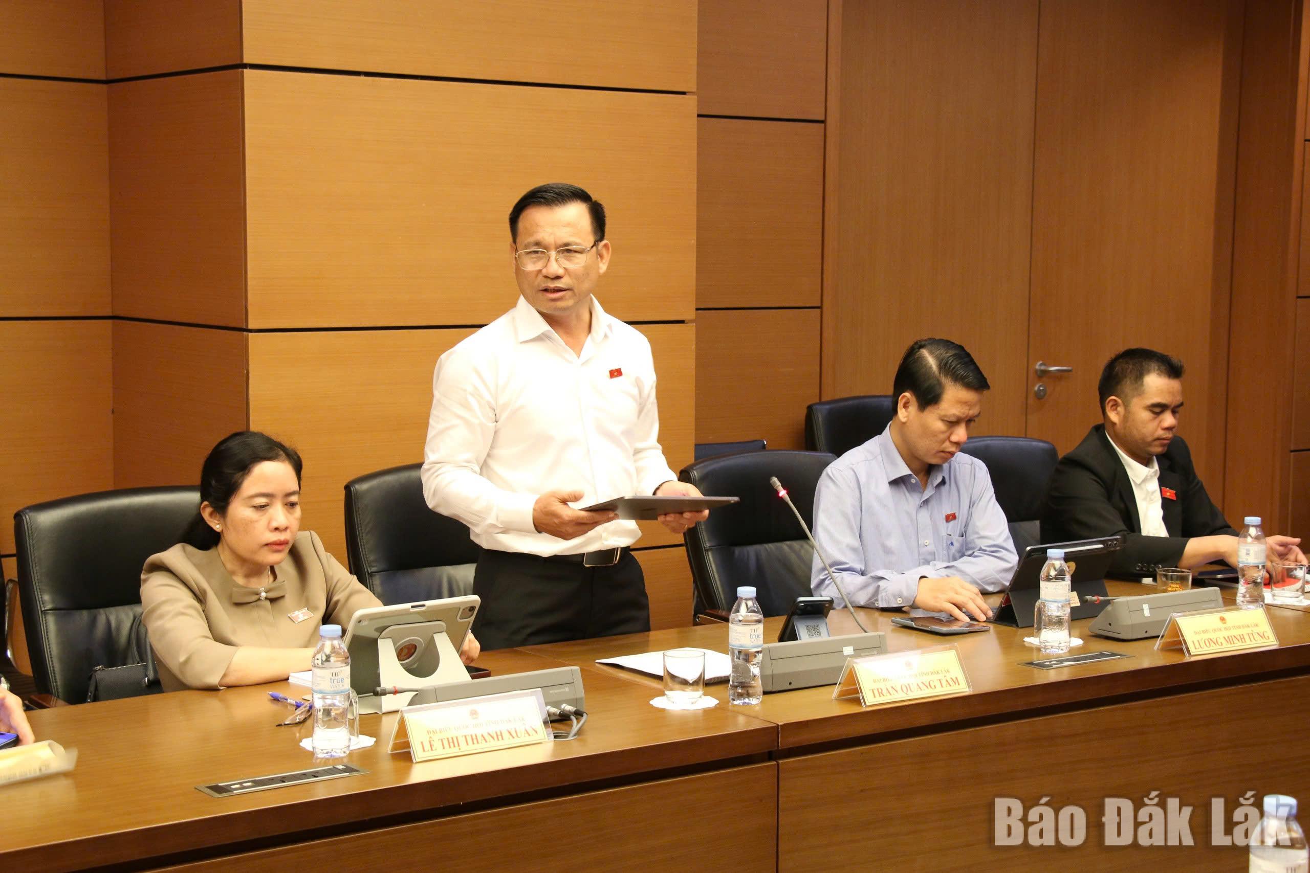 Đại biểu Trần Quang Tâm, Đại tá, Phó Chỉ huy trưởng Bộ Chỉ huy Quân sự tỉnh Đắk Lắk phát biểu thảo luận. Ảnh: Đoàn ĐBQH tỉnh cung cấp