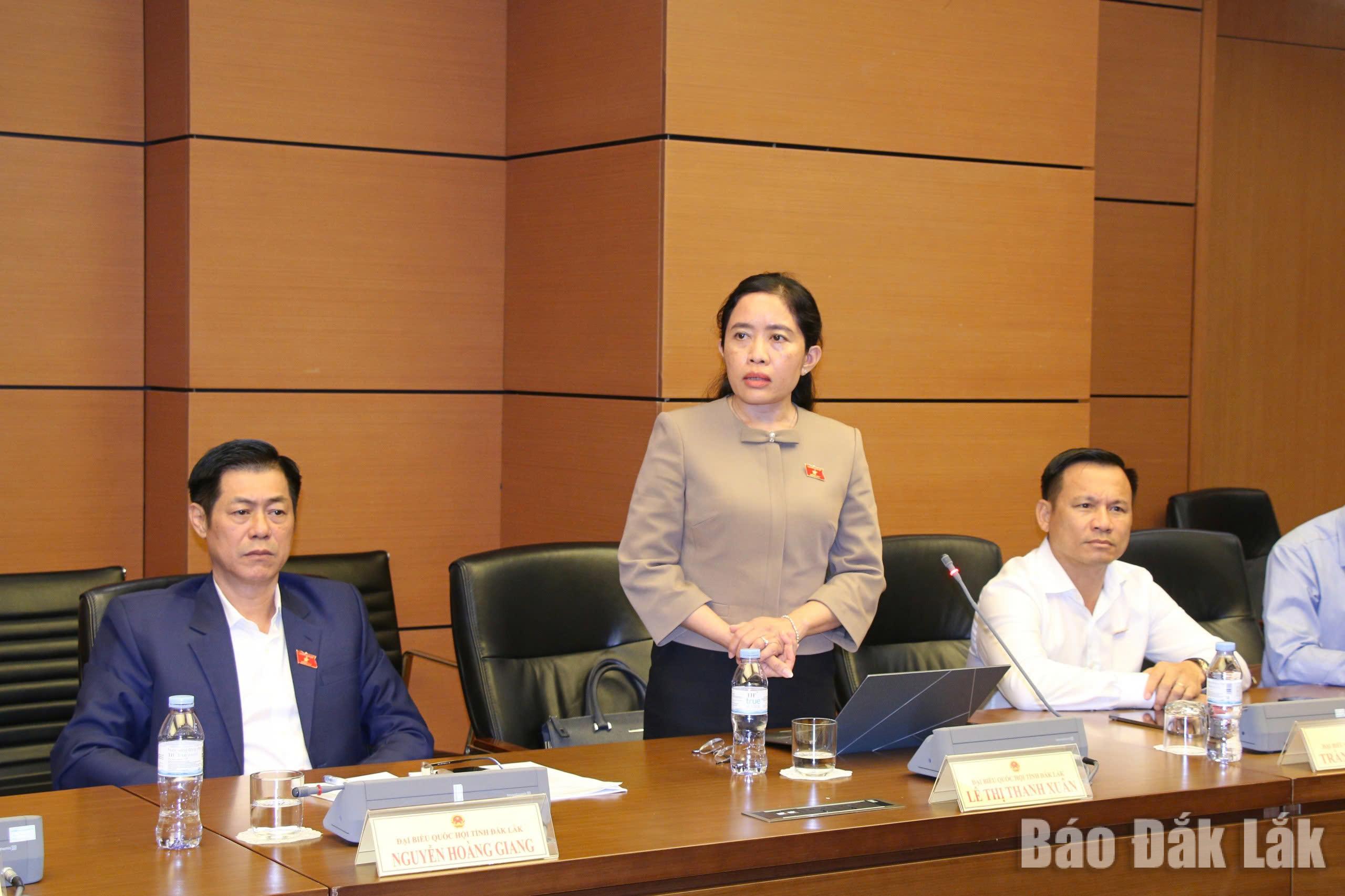 Đại biểu Lê Thị Thanh Xuân, Tỉnh ủy viên, Giám đốc Sở Giáo dục và Đào tạo tỉnh Đắk Lắk phát biểu tại phiên thảo luận. Ảnh: Đoàn ĐBQH tỉnh cung cấp
