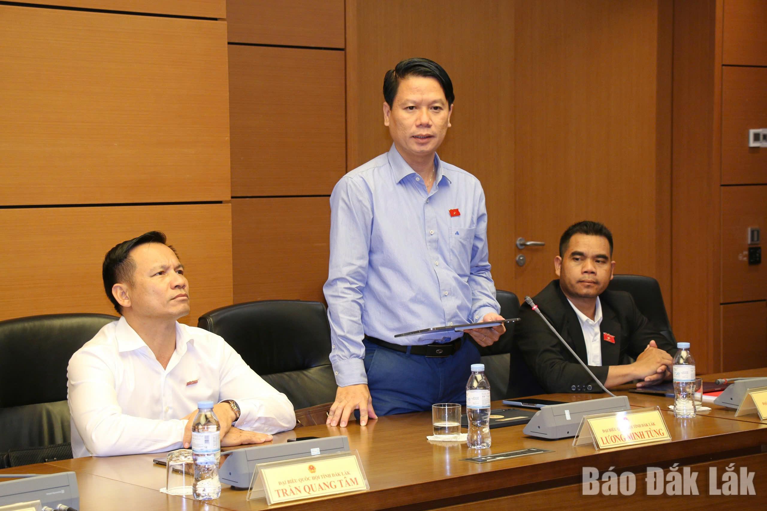 Đại biểu Lương Minh Tùng, Phó Chủ tịch Ủy ban MTTQ Việt Nam tỉnh, Bí thư Tỉnh Đoàn Đắk Lắk đóng góp ý kiến tại phiên thảo luận. Ảnh: Đoàn ĐBQH tỉnh cung cấp