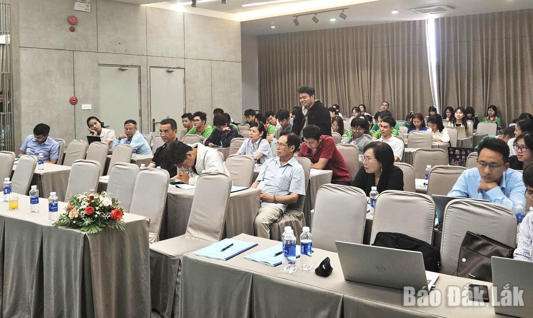 Học viên trao đổi các vấn đề liên quan về thương mại điện tử.