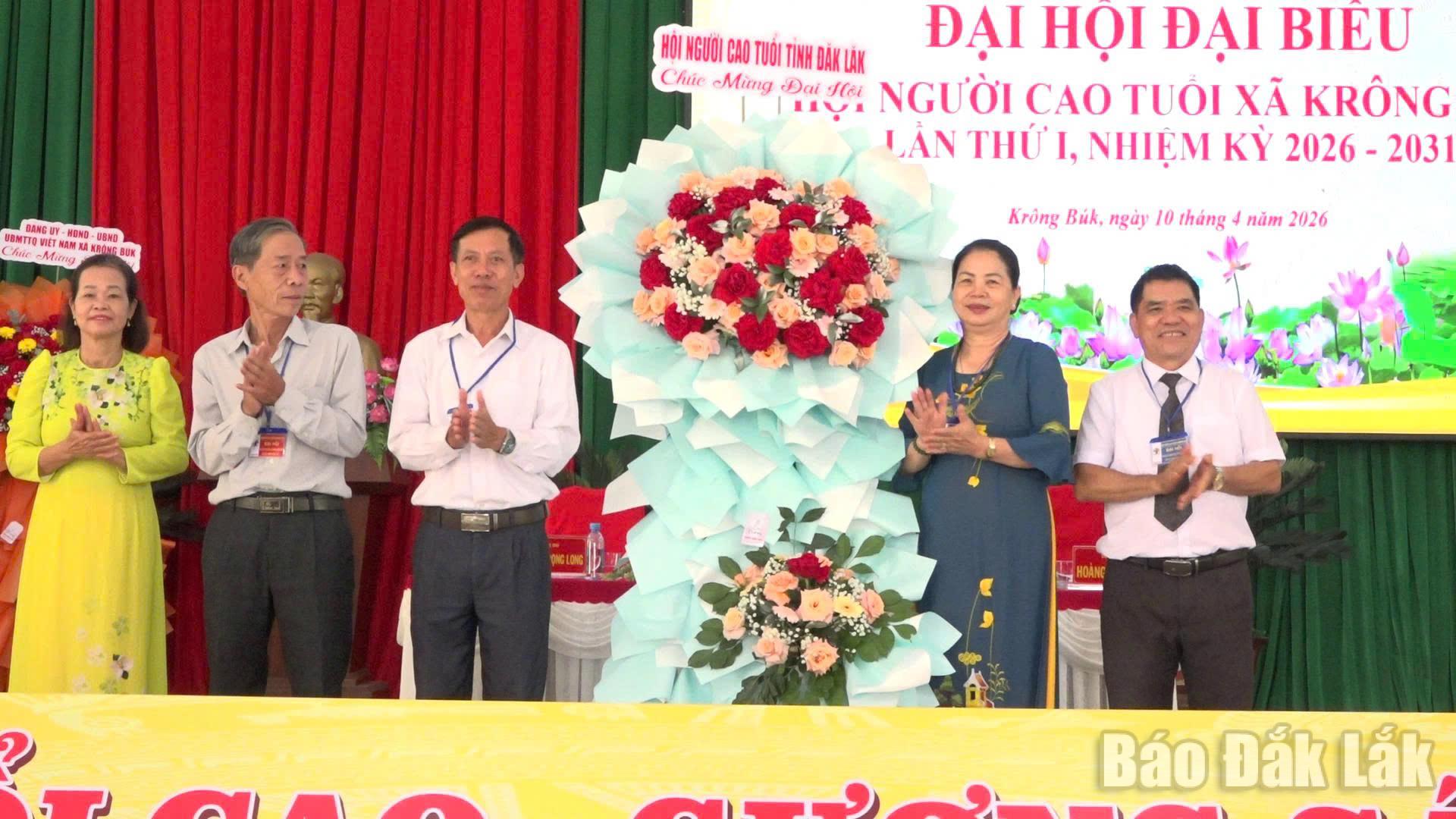 Hội Người cao tuổi Đắk Lắk tặng hoa chúc mừng đại hội.