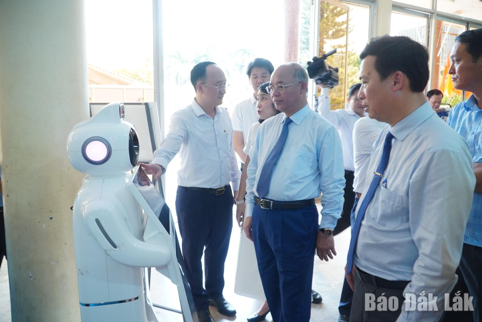 Các đại biểu trải nghiệm không gian công nghệ tại ngày hội sách.