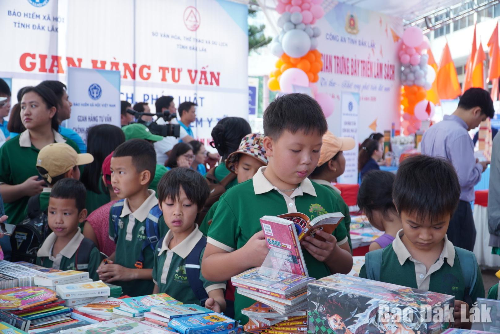 Thiếu nhi hào hứng đọc truyện tranh tại Ngày hội Sách và Văn hóa đọc tỉnh Đắk Lắk.