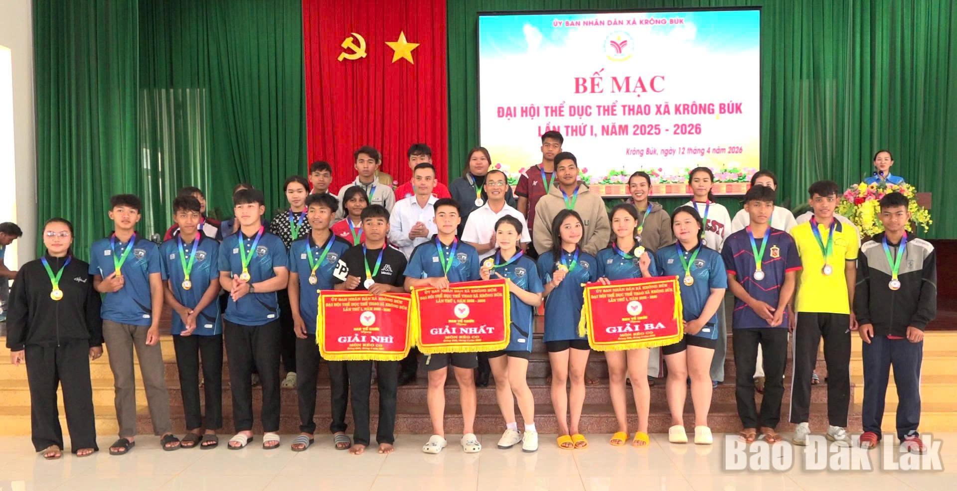 Ban Tổ chức đã trao giải Nhất, Nhì và Ba cho các đội thi môn kéo co.