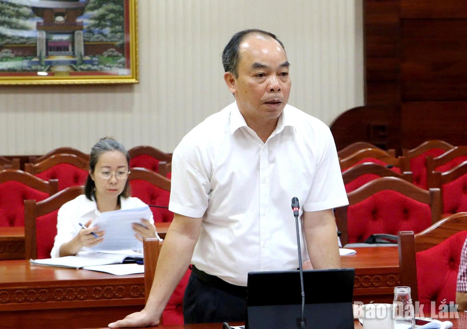 Lãnh đạo Ban quản lý các khu công nghiệp báo cáo tiến độ triển khai các dự án.;