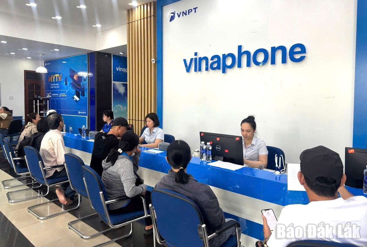 Người dân đến điểm giao dịch của VNPT Đắk Lắk để xác thực thông tin thuê bao di động. 