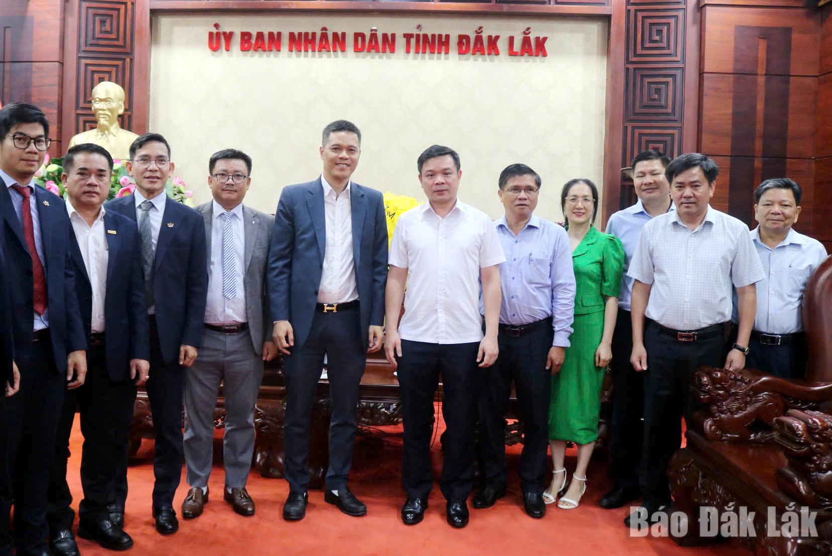 Đồng chí Đỗ Hữu Huy, Ủy viên dự khuyết Trung ương Đảng, Phó Bí thư Tỉnh ủy, Chủ tịch UBND tỉnh Đắk Lắk tiếp và làm việc với đại diện Công ty Cổ phần Tập đoàn Đầu tư Hoàng Gia Việt Nam.