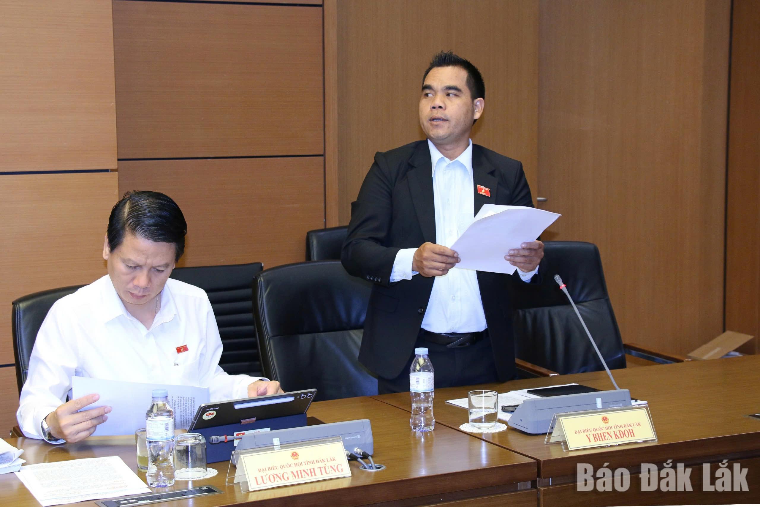 Đại biểu Y Bhen Kđoh, diễn viên ca, Đoàn Ca múa dân tộc, Sở Văn hóa, Thể thao và Du lịch Đắk Lắk phát biểu tại phiên thảo luận tổ. Ảnh: Đoàn ĐBQH tỉnh cung cấp