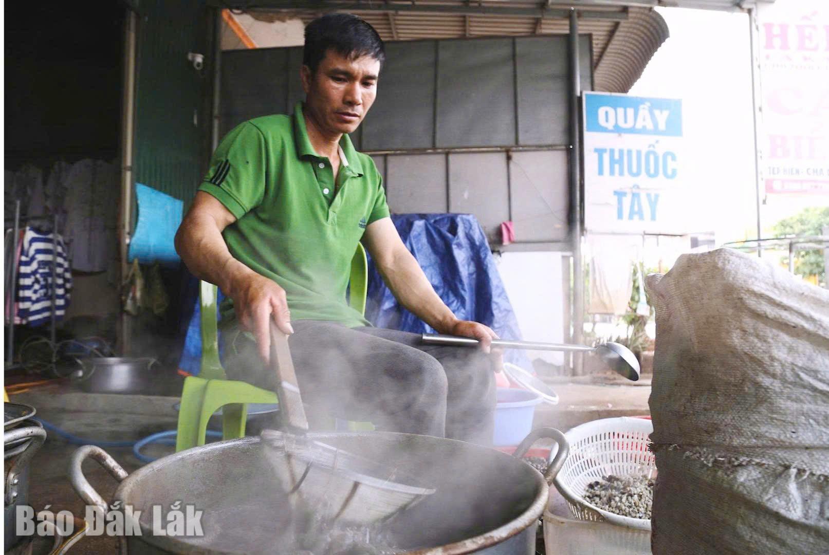 Việc luộc hến tuy đơn giản, nhưng đòi hỏi phải có kinh nghiệm.