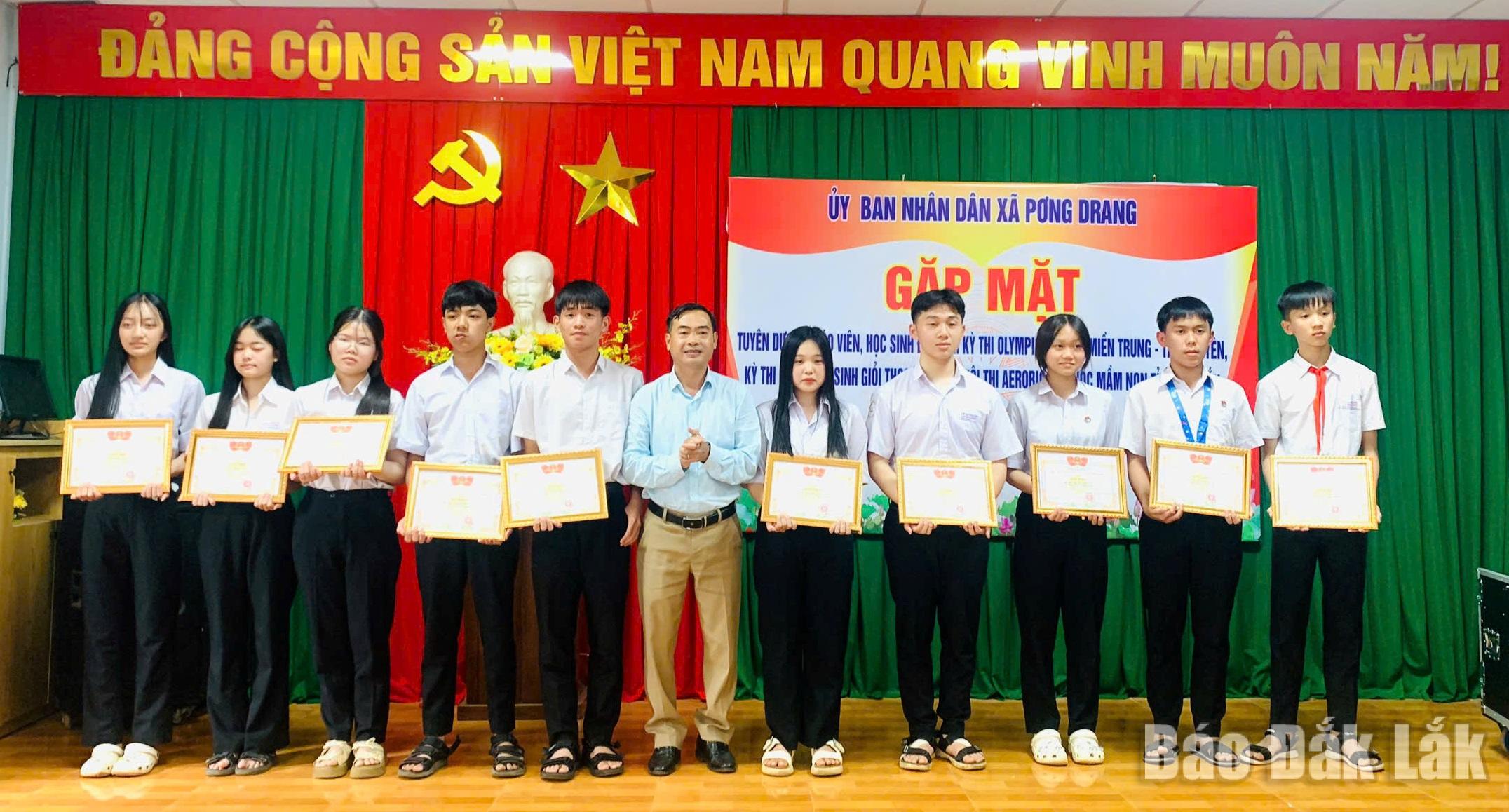 Các em học sinh có thành tích xuất sắc trong kỳ thi nhận giấy khen của UBND xã Pơng Drang.