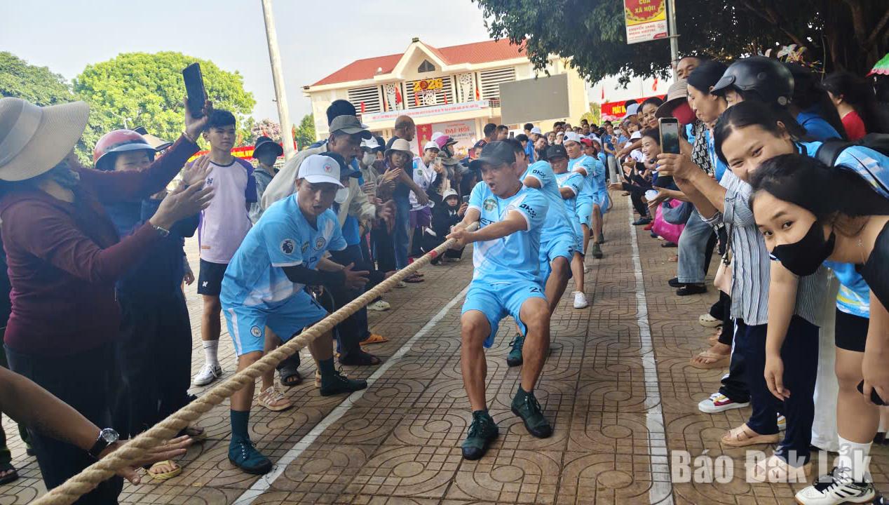 Các cổ động viên hào hứng vói môn thi kéo co.