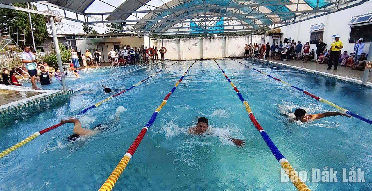 Sôi nổi với nội dung thi bơi lội.