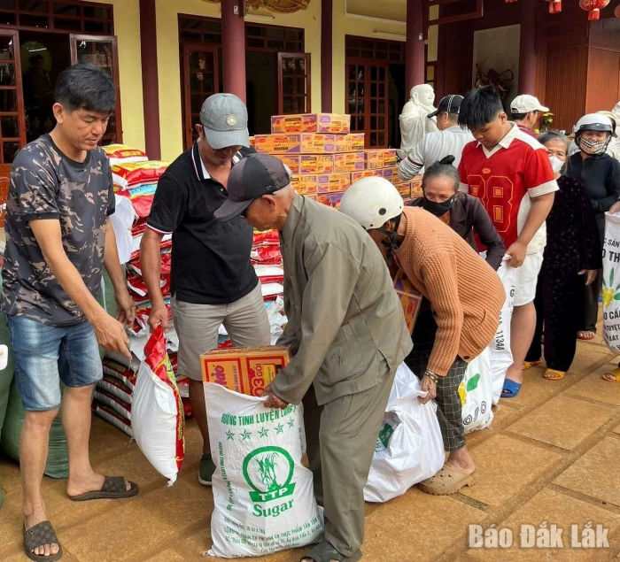 Xã Pơng Drang: Trao tặng 110 suất quà cho hộ nghèo
