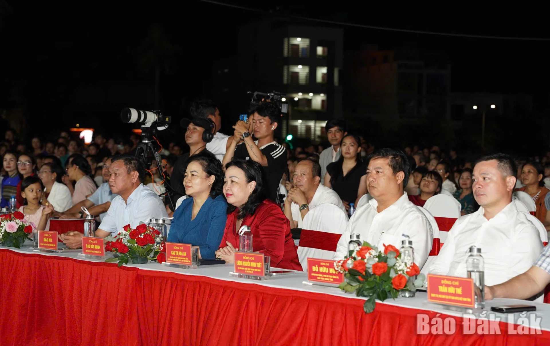 Các đồng chí lãnh đạo Tỉnh ủy, HĐND, UBND, Ủy ban MTQ Việt Nam tỉnh theo dõi chương trình nghệ thuật.