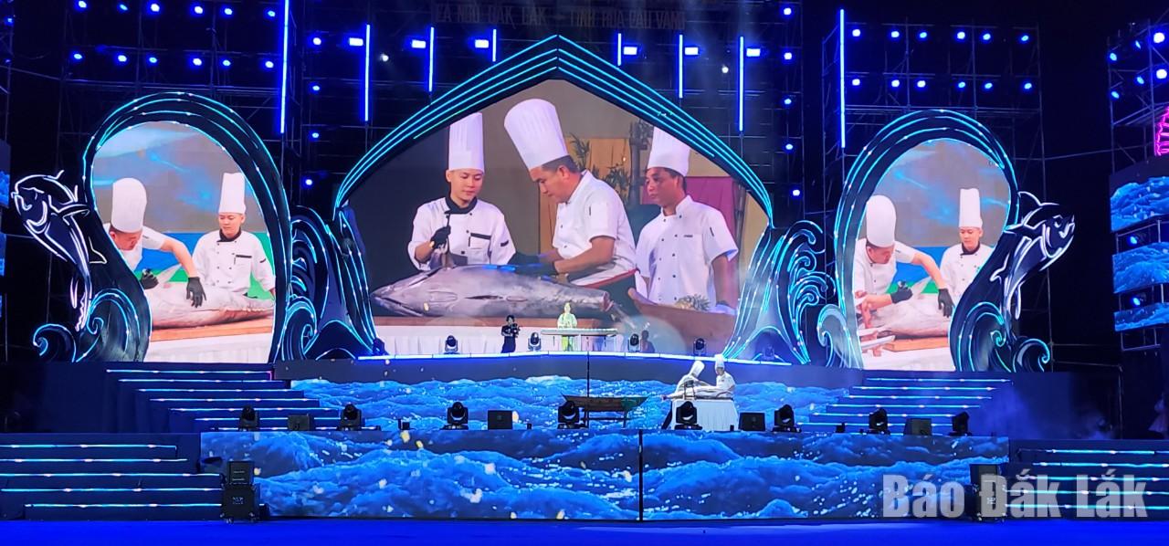 Nghệ nhân phi lê cá ngừ đại dương trên sân khấu.