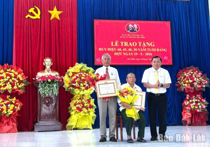 9 đảng viên phường Hòa Hiệp được tặng, truy tặng Huy hiệu Đảng 