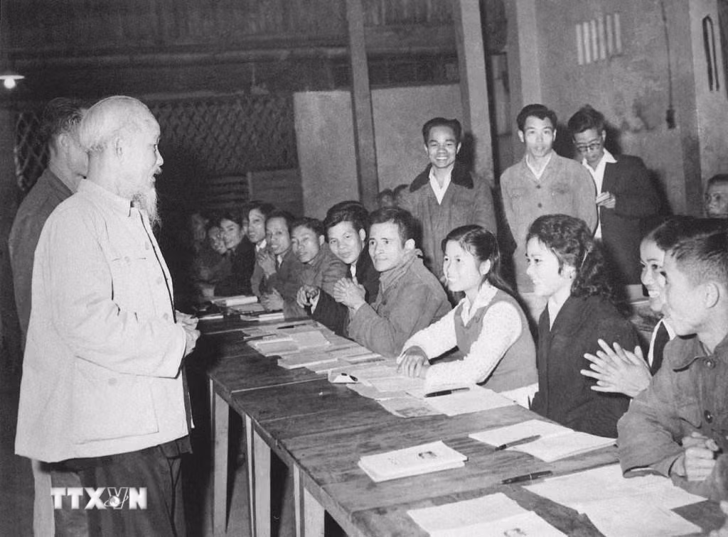 Chủ tịch Hồ Chí Minh thăm lớp học bổ túc văn hóa và kỹ thuật buổi tối của công nhân Nhà máy ôtô “1/5,” lá cờ đầu của phong trào bổ túc văn hóa ngành Công nghiệp Hà Nội (19/12/1963). (Ảnh: Tư liệu TTXVN)