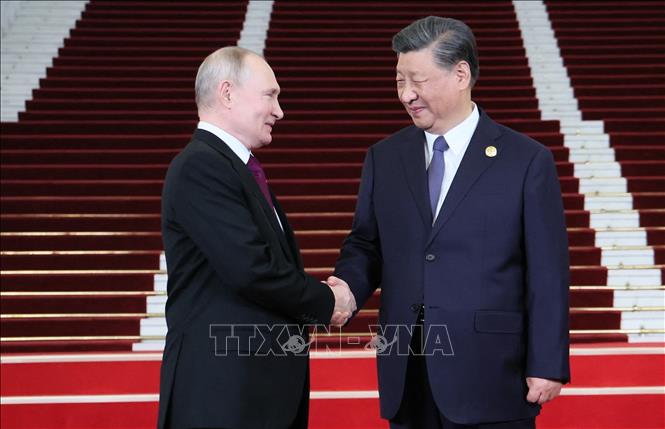 Chủ tịch Trung Quốc Tập Cận Bình (phải) đón Tổng thống Nga Vladimir Putin tại Bắc Kinh năm 2023. Ảnh tư liệu: AFP/TTXVN