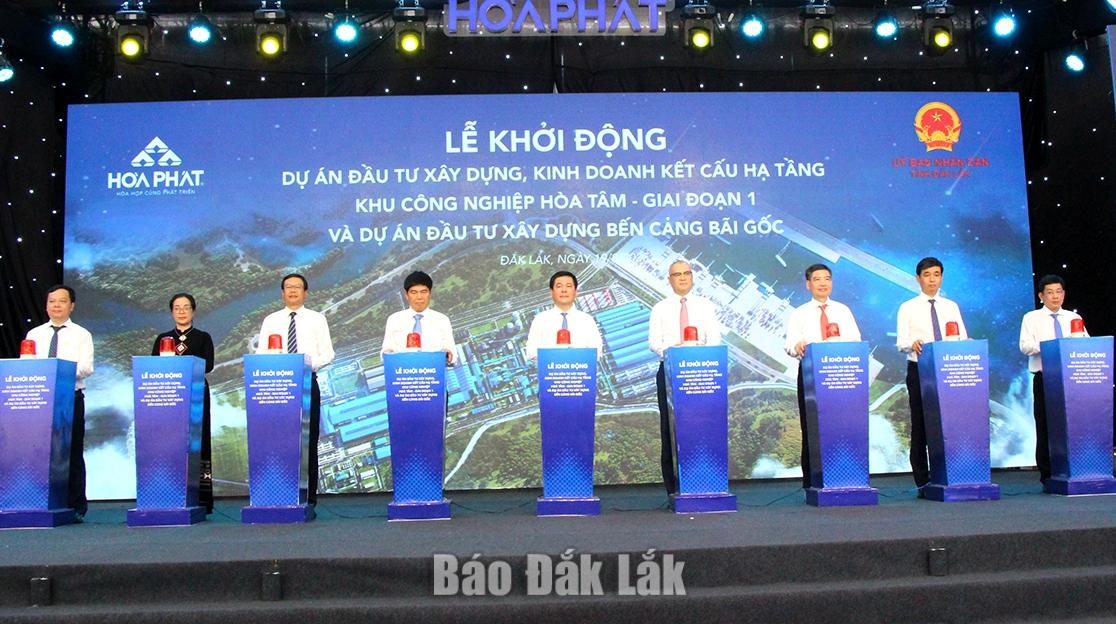 Các đồng chí lãnh đạo Trung ương, lãnh đạo tỉnh và nhà đầu tư nhấn nút khởi động dự án đầu tư xây dựng, kinh doanh kết cấu hạ tầng Khu công nghiệp Hòa Tâm - giai đoạn 1 và Dự án đầu tư xây dựng bến cảng Bãi Gốc. Ảnh: PV. 