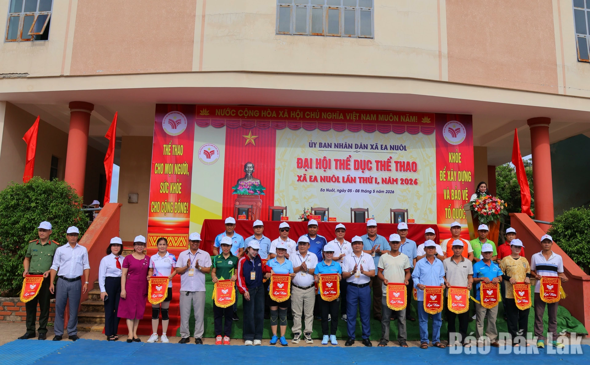 Ban tổ chức tặng cờ lưu niệm cho các đội thi.