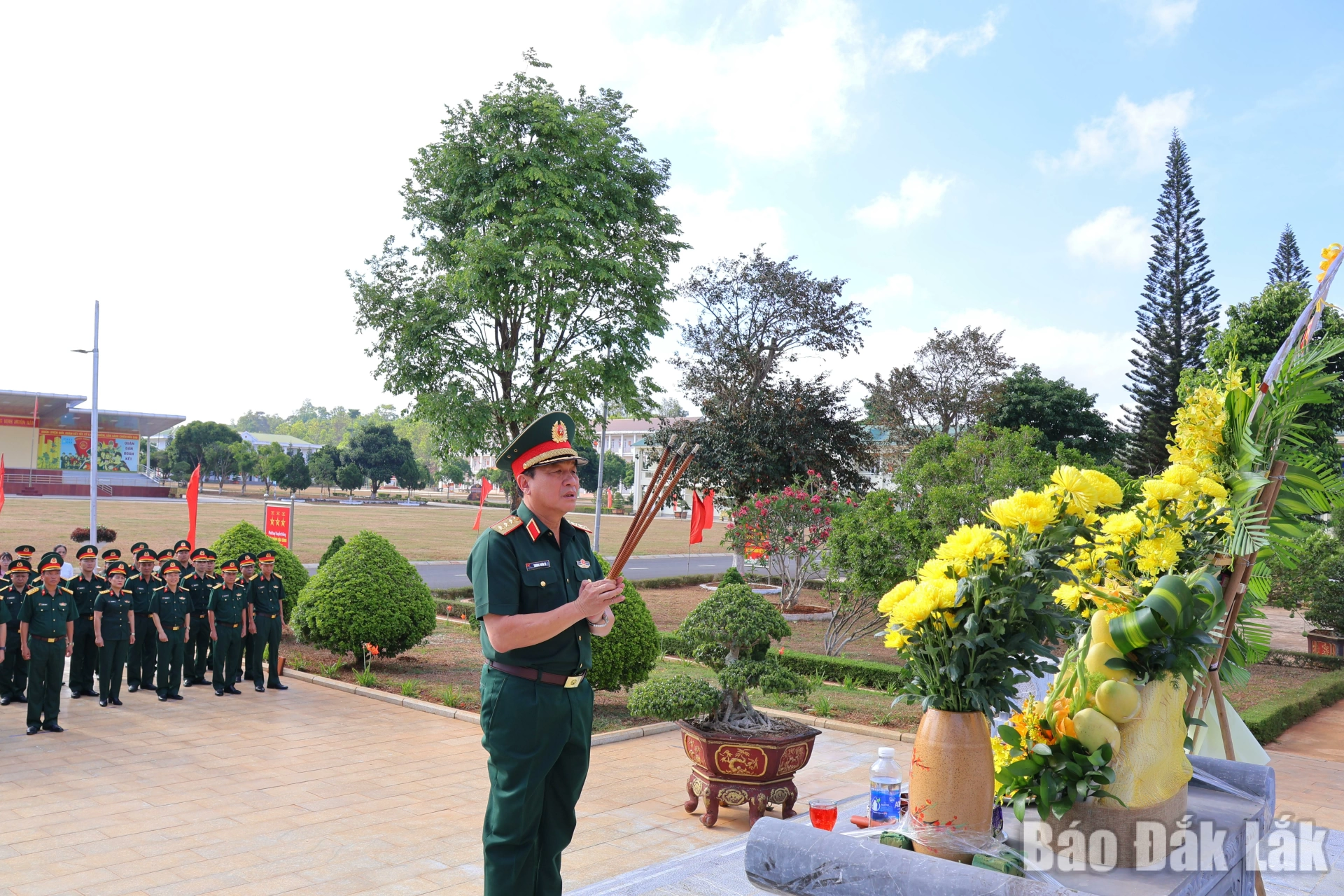 Trước đó, Thượng tướng Trương Thiên Tô và các đại biểu tham gia lễ dâng hương