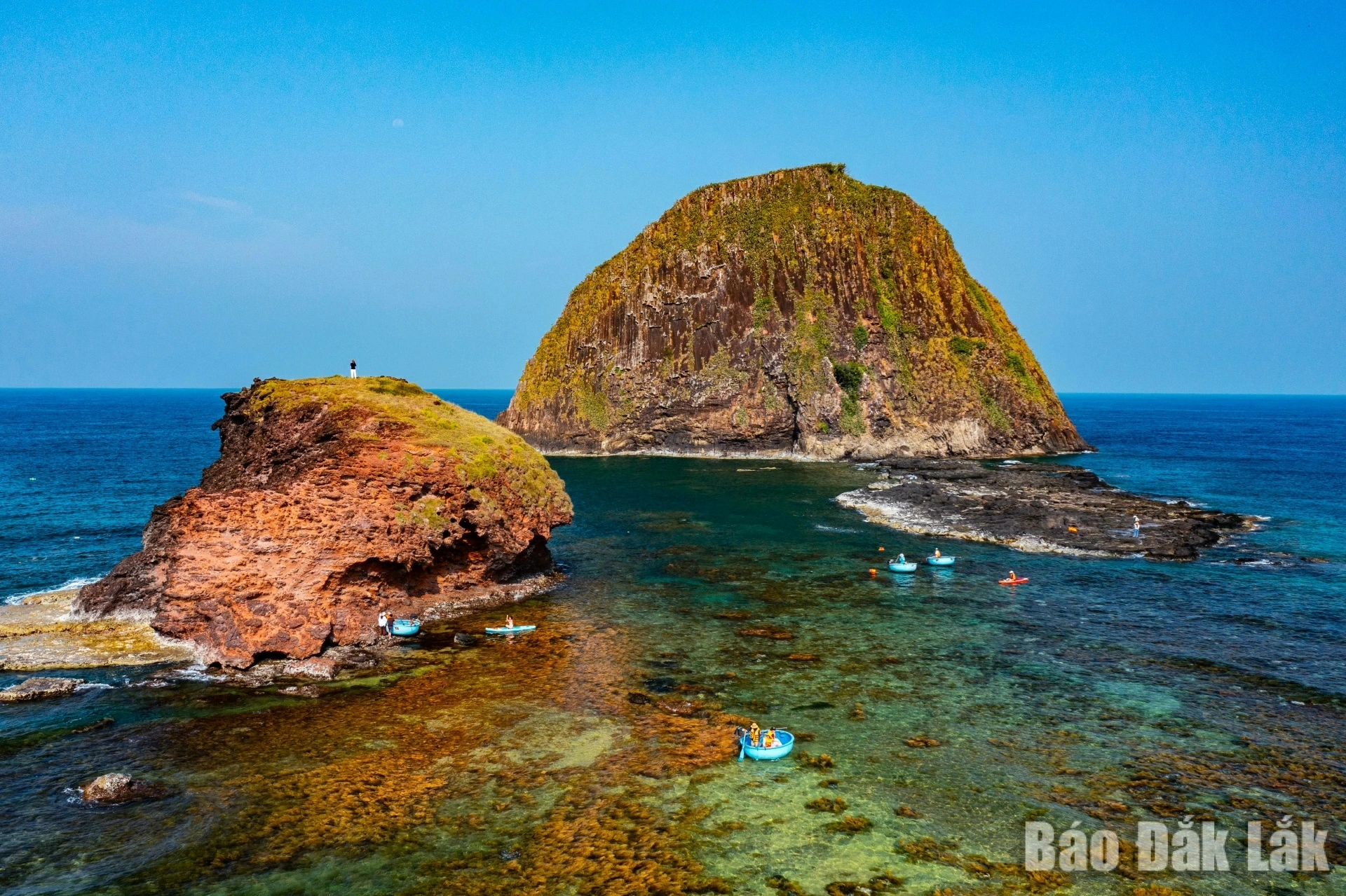 Yen islet, located about 20 km north of Tuy Hoa ward, retaining the pristine, peaceful beauty of a fishing village.