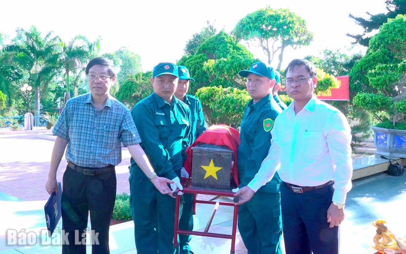 Lãnh đạo xã Ea Kar đón nhận, truy điệu và an táng hài cốt liệt sĩ Nguyễn Văn Ngôn tại Nghĩa trang Liệt sĩ xã Ea Kar.