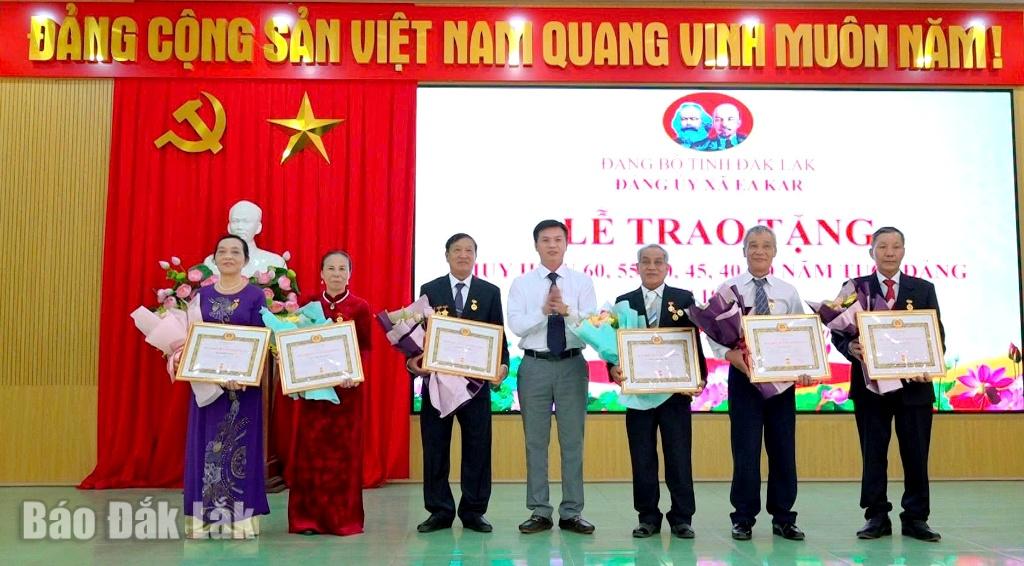 Phó Bí thư Thường trực Đảng ủy xã Nguyễn Thành Trung trao tặng Huy hiệu Đảng cho các đảng viên