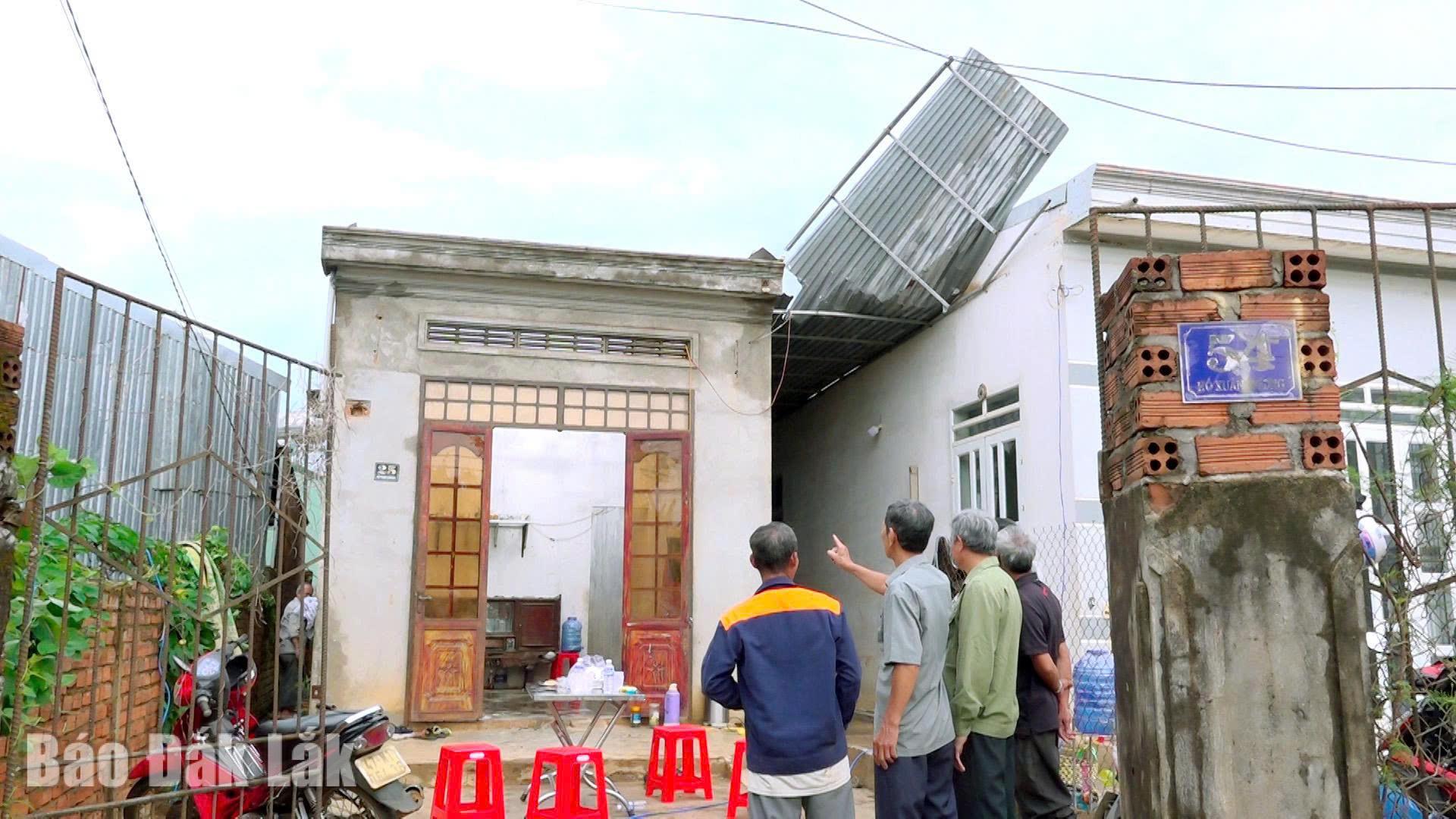 Mưa giông, gió lốc làm tốc hoàn toàn mái nhà dân ở thôn 6, xã Ea Kar.