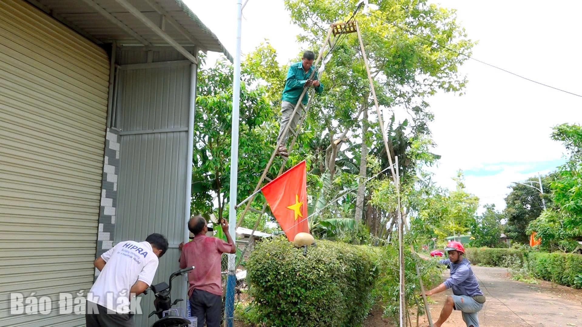 Ban tự quản và người dân buôn Mrông B, xã Ea Kar khắc phục hệ thống điện bị ảnh hưởng  do mưa lốc.