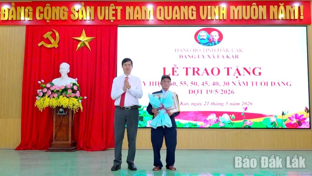 đồng chí Lê Văn Thành, Tỉnh ủy viên, Phó Chủ tịch Ủy ban MTTQ Việt Nam tỉnh, Chủ tịch Liên đoàn Lao động tỉnh Đắk Lắk trao Huy hiệu Đảng cho đảng viên.