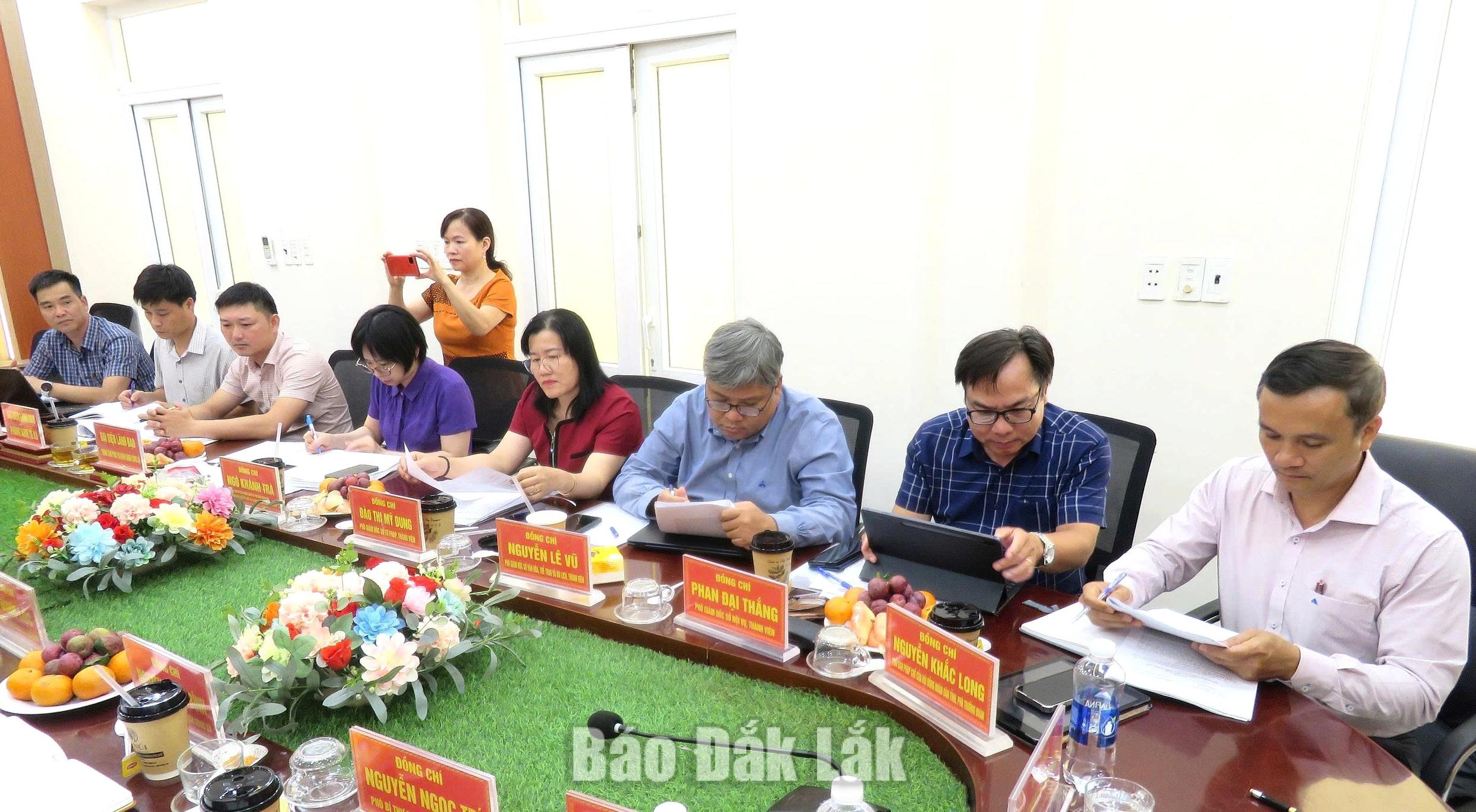Các đại biểu trong Đoàn Kiểm tra, giám sát số 261 của tỉnh tham dự buổi làm việc.