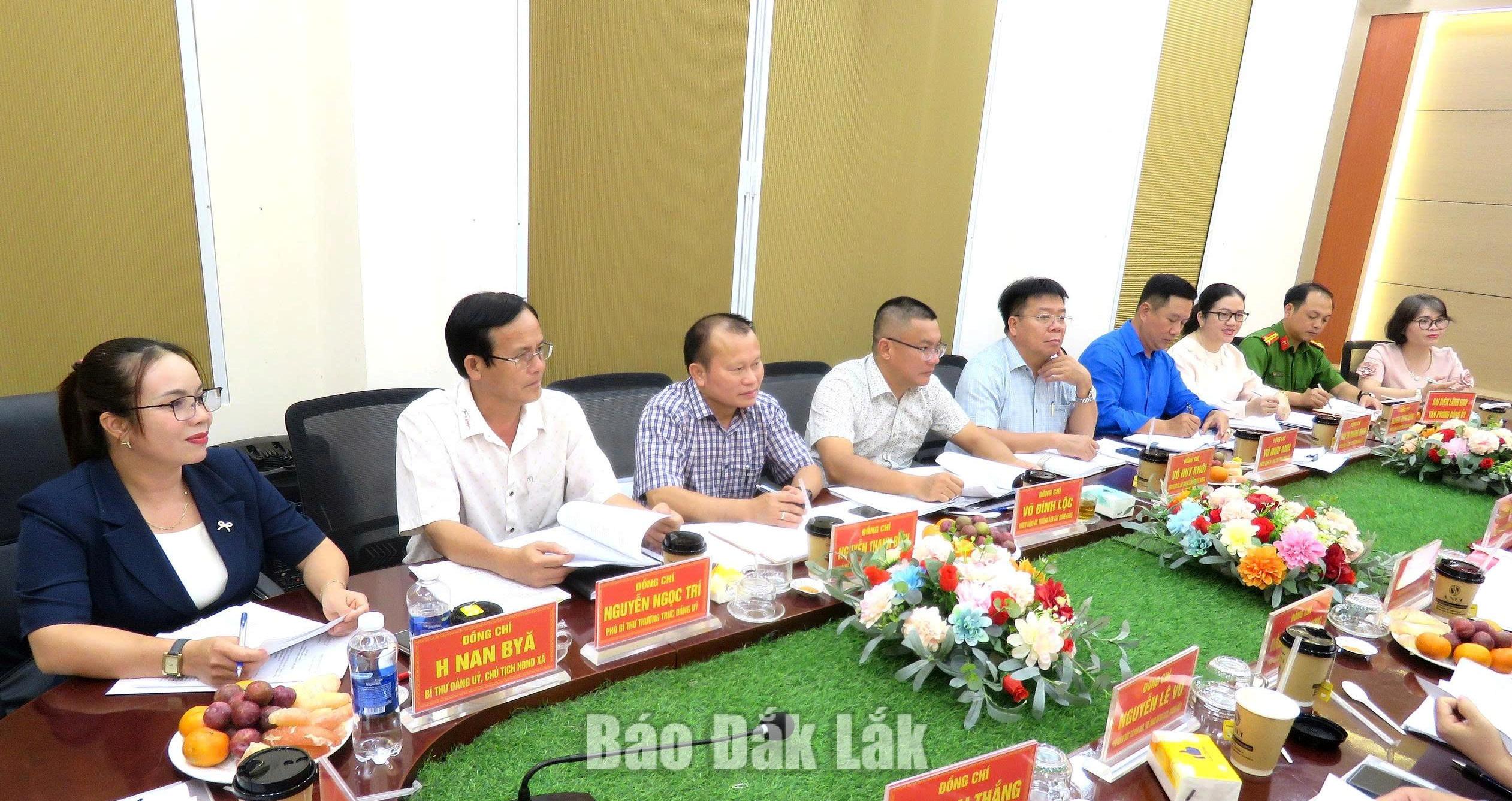 Các đồng chí lãnh đạo xã Ea Ô tham dự buổi làm việc.