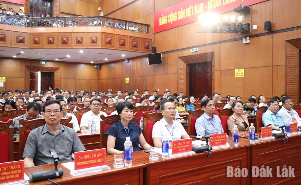 Phó trưởng Ban Tuyên giáo và Dân vận Trung ương Triệu Tài Vinh cùng các đại biểu dự hội nghị.