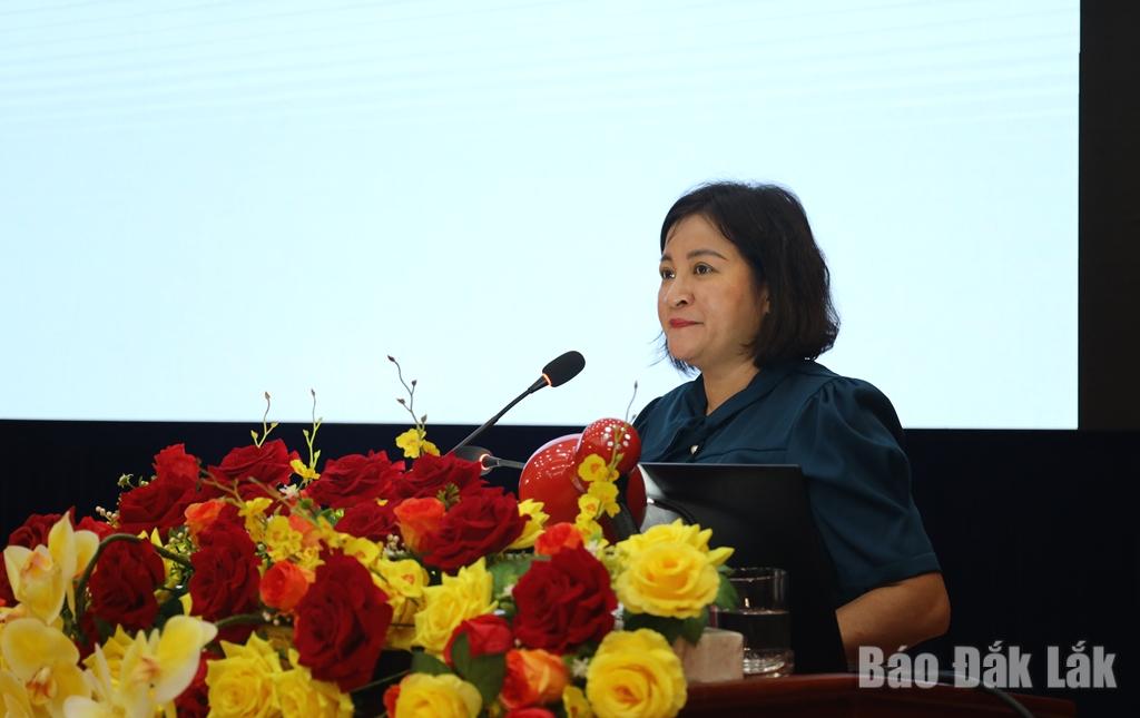 Đồng chí Nguyễn Thanh Huyền, Phó Vụ trưởng Vụ Dân tộc và Tôn giáo, Ban Tuyên giáo và Dân vận Trung ương quán triệt, triển khai các văn bản tại hội nghị.