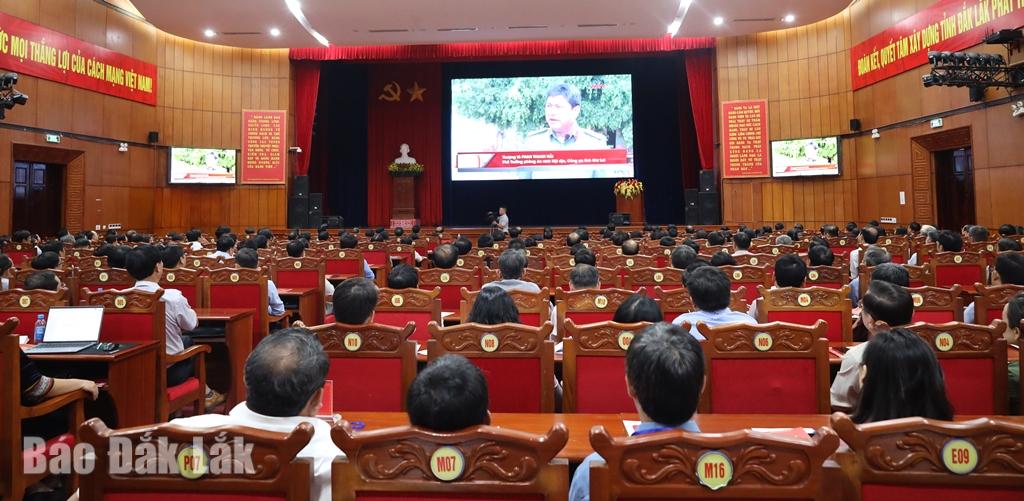 Đại biểu dự hội nghị xem phim tư liệu về tình hình dân tộc, tôn giáo, tình hình an ninh liên quan dân tộc, tôn giáo.