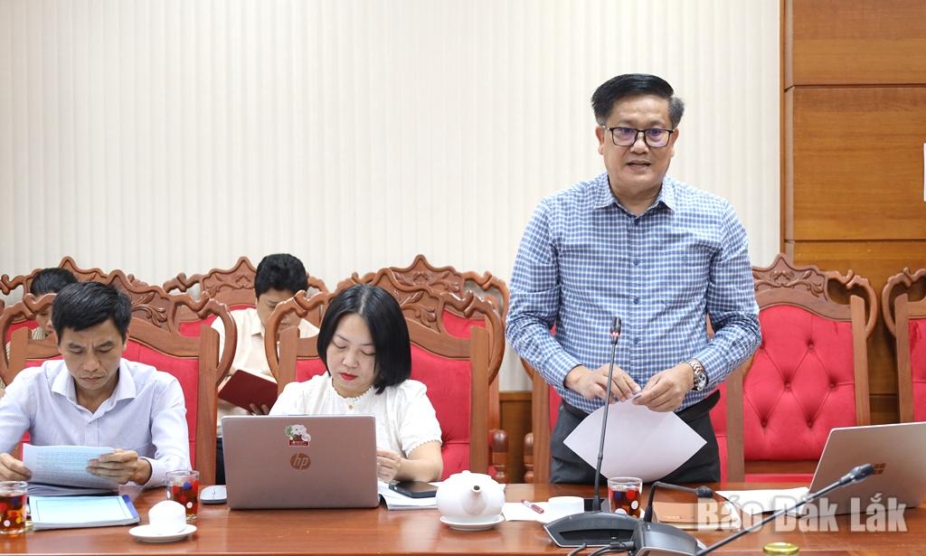 Phó Giám đốc Sở Dân tộc - Tôn giáo Lê Ngọc Vinh báo cáo tóm tắt tình hình triển khai thực hiện các dự án thuộc Chương trình 1719.