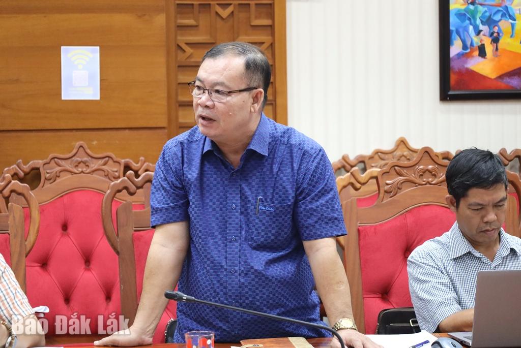 Lãnh đạo UBND xã Ea Wer nêu phương án phối hợp thực hiện công tác tuyên truyền, vận động giải phóng mặt bằng thực hiện dự án.